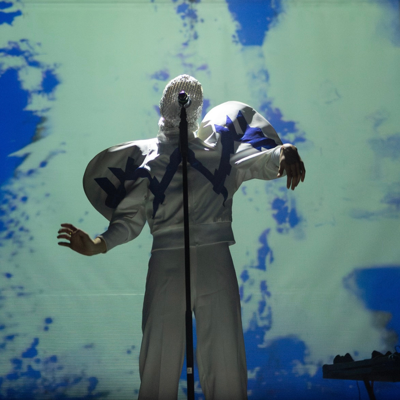 HUMAN WAVE (site-specific na Garáži)