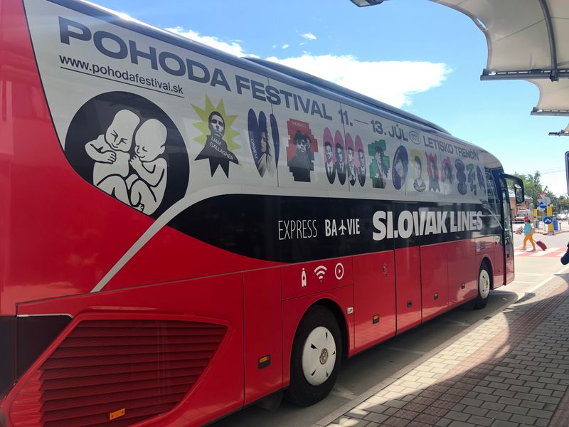 Autobusom zo 14 miest až k bráne festivalu