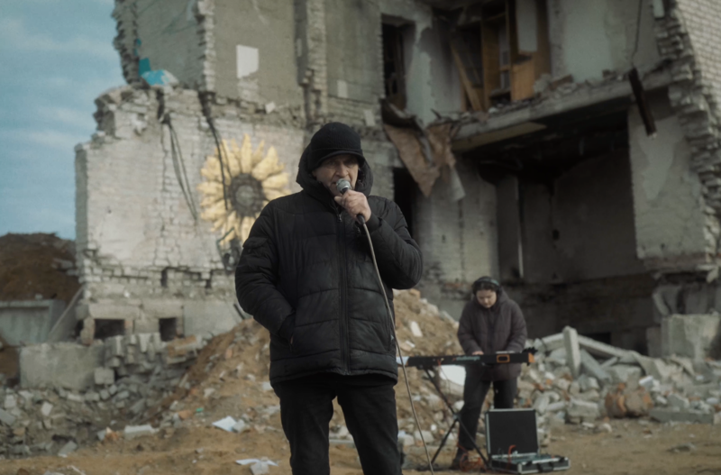 Michael Kocáb has released a new video for the song Sebastián, which he filmed at a bombed house in the Ukrainian town of Izium.