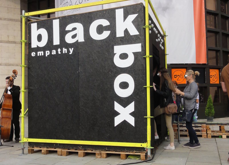 Svet nevidiacich v Empathy Black Box