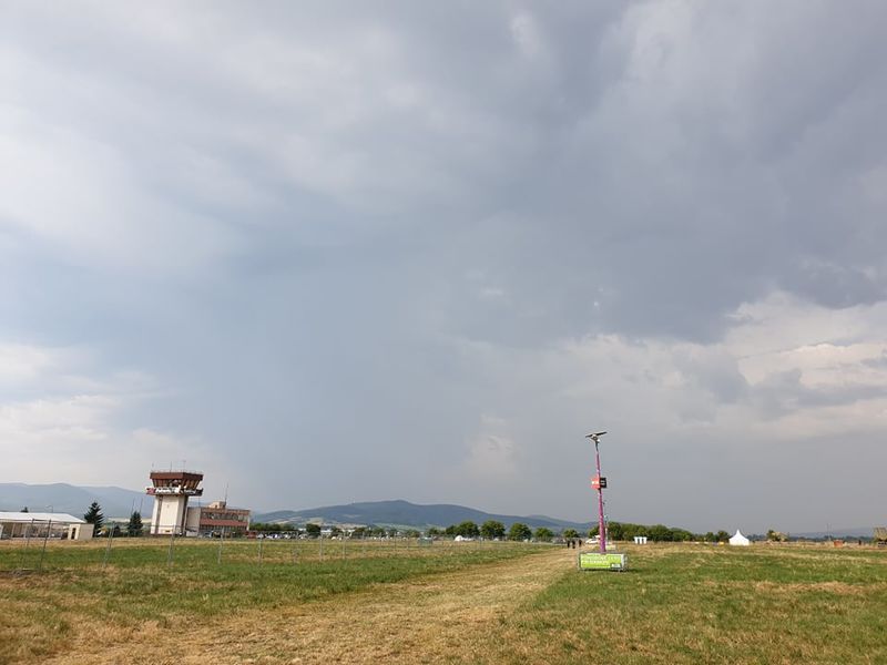 Zhoršené počasie s rizikom búrok približne do 14.00