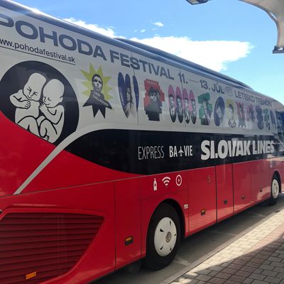 Autobusom zo 14 miest až k bráne festivalu