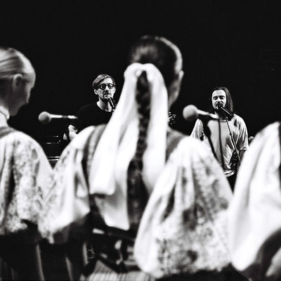 Billy Barman and the girls from SĽUK