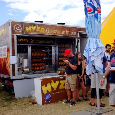 Grilované kurčatá, hot-dog, cigánska a vývar