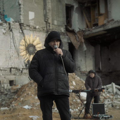 Michael Kocáb vydal nové video k piesni Sebastián, ktoré natočil pri zbombardovanom dome v ukrajinskom meste Izium.