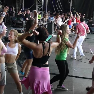 Návštevníci si zatancujú na Skibidi spolu s Little Big na pódiu
